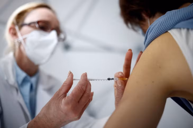 Y tá tiêm vaccine COVID-19 cho người dân ở La Baule, Pháp. Ảnh: Reuters