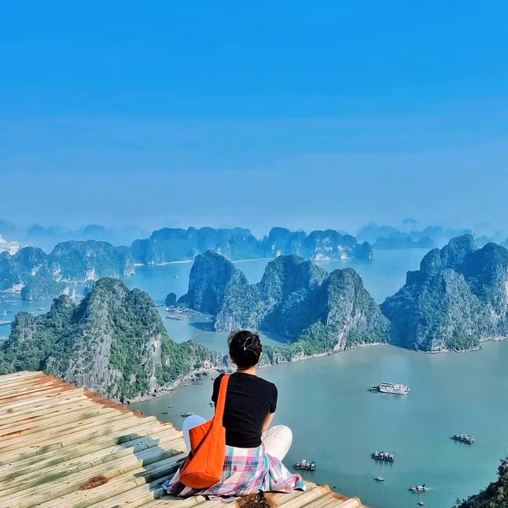Từ trên đỉnh núi Bài Thơ, chúng ta có thể ngắm toàn cảnh vịnh Hạ Long.