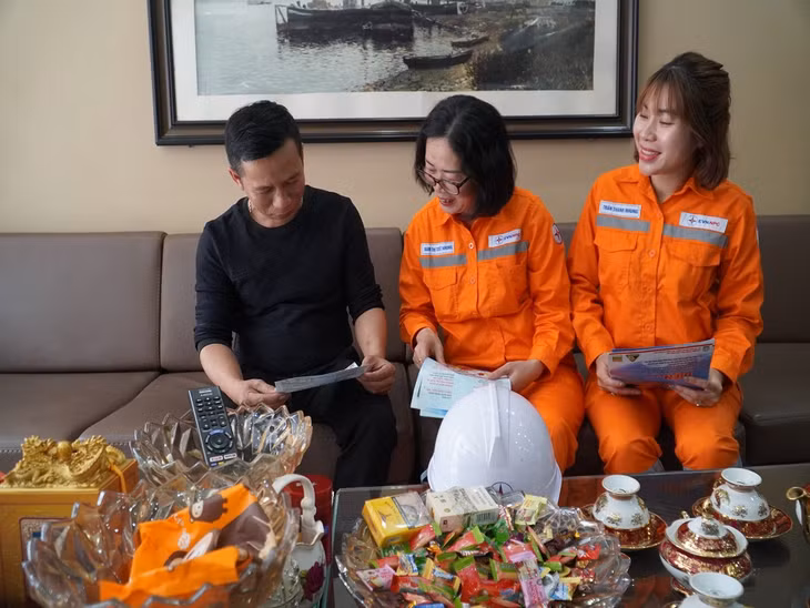 Vận động khách hàng thực hiện tắt đèn cùng các thiết bị điện không cần thiết vào thời gian triển khai chương trình Giờ Trái đất.