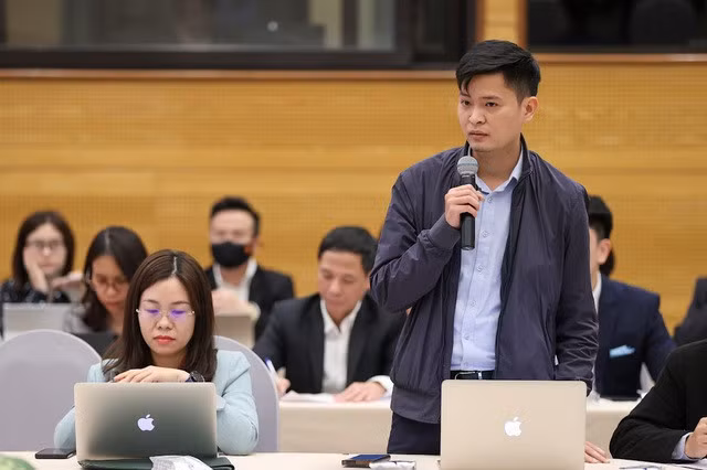 Phóng viên đặt câu hỏi về những vấn đề dư luận xã hội quan tâm tại họp báo - Ảnh: VGP/Nhật Bắc