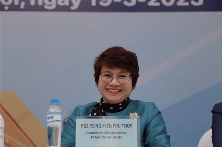 PGS.TS Nguyễn Thu Thủy tư vấn tuyển sinh 2023. Ảnh: Thu Hương