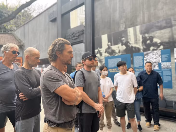 Hai ngôi sao đình đám Hollywood bất ngờ tới thăm Nhà tù Hoả Lò ảnh 2