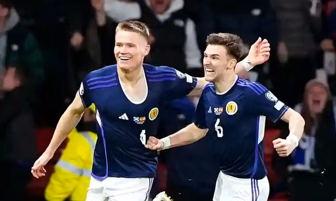 Scott McTominay (trái) mừng bàn ấn định tỷ số 2-0 cho Scotland trước Tây Ban Nha trên sân Hampden Park, thành phố Glasgow, Scotland, tối 28/3/2023. Ảnh: PA