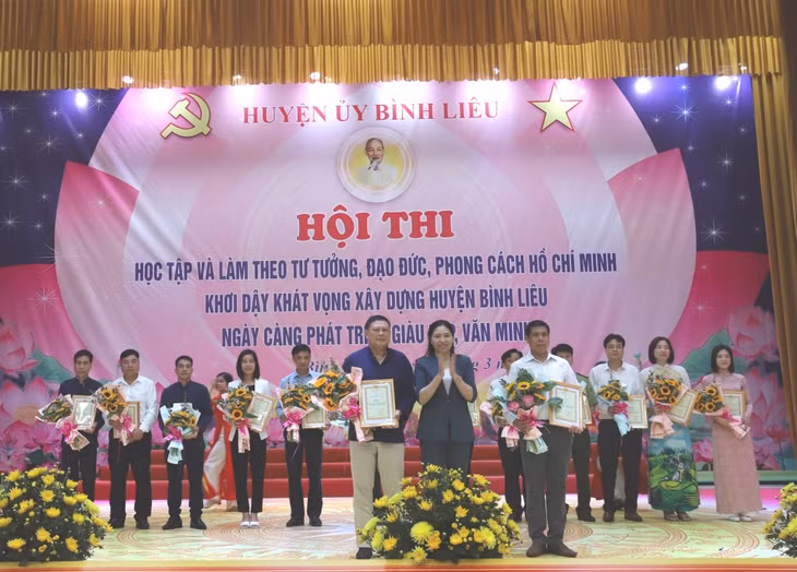 Ban Tổ chức trao giải Nhất cho 2 đội thi Đảng bộ Thị trấn và Đảng bộ Trung tâm Y tế huyện.