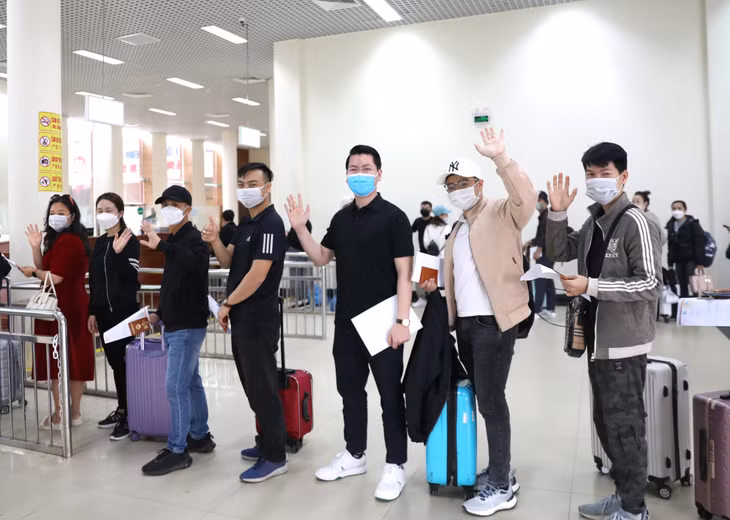 Người dân và du khách phấn khởi trong ngày đẩu mở cửa trở lại du lịch. 
