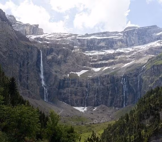 Đài vòng Gavarnie, Pháp: Với chiều cao 1.385m cùng không khí thoáng mát, đây là địa điểm lý tưởng cho du khách tìm kiếm sự yên bình. Ngắm nhìn những nhà gỗ mộc mạc, đi dạo trên đồng cỏ bên những đàn dê, lắng nghe tiếng chim hót... là những trải nghiệm khó quên trên mảnh đất này. Ảnh: LittleGypsy.