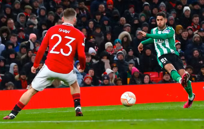 Cú sút của Azoye Perez (phải) gỡ hoà cho Betis. Ảnh: EPA
