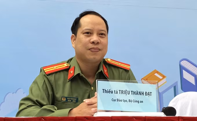 Thiếu tá Triệu Thành Đạt trả lời các thắc mắc về tuyển sinh của phụ huynh và học sinh tại Ngày hội Tư vấn tuyển sinh – hướng nghiệp 2023 sáng 19/3 ở Hà Nội. Ảnh: Bình Minh