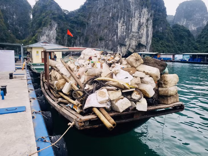 Phao xốp và rác thải các loại sau khi chất đầy các thuyền sẽ được vận chuyển về bờ.
