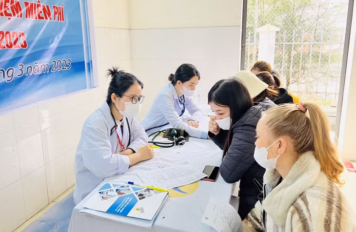 Các y bác sĩ tư vấn sức khỏe sinh sản cho CNLĐ.