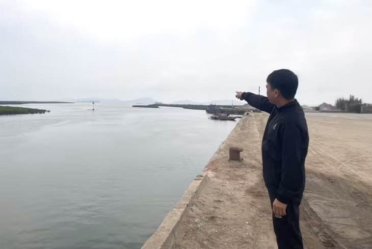 Cảng Đầm Buôn lúc thuỷ triều lên cũng chỉ những tàu công suất nhỏ vào được.