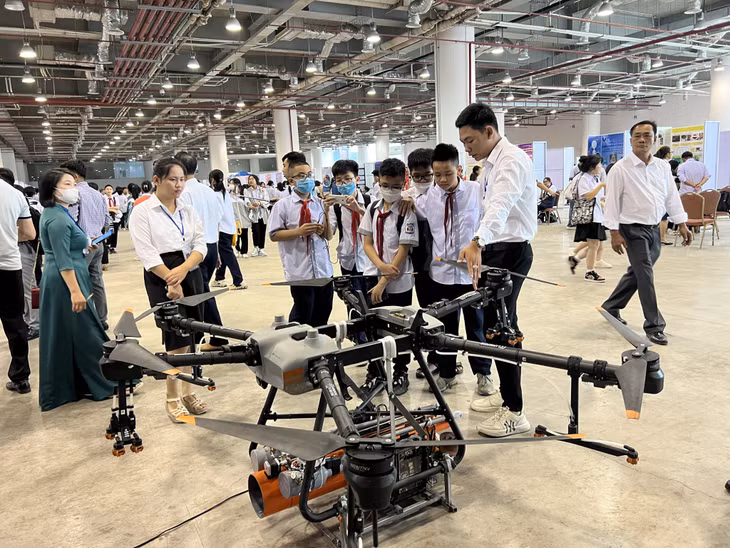 Học sinh và giáo viên TP Hạ Long tham quan các dự án tại Cuộc thi.