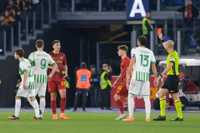 Trung vệ Roma Kumbulla lĩnh thẻ đỏ trực tiếp ở cuối hiệp một trận thua Sassuolo ngày 12/3. Ảnh: asroma.it