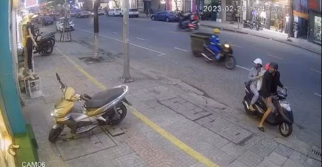 Cặp vợ chồng "đạo chích" bồng theo con để dàn cảnh, đánh lạc hướng người dân để trộm cắp. Ảnh chụp màn hình