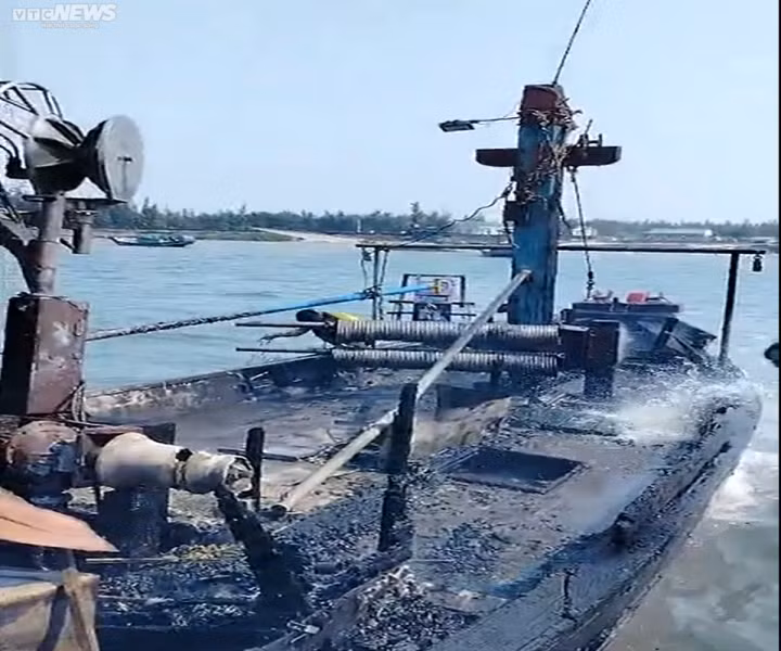 Tàu cá cháy trơ khung do chập điện. (Ảnh: CTV)
