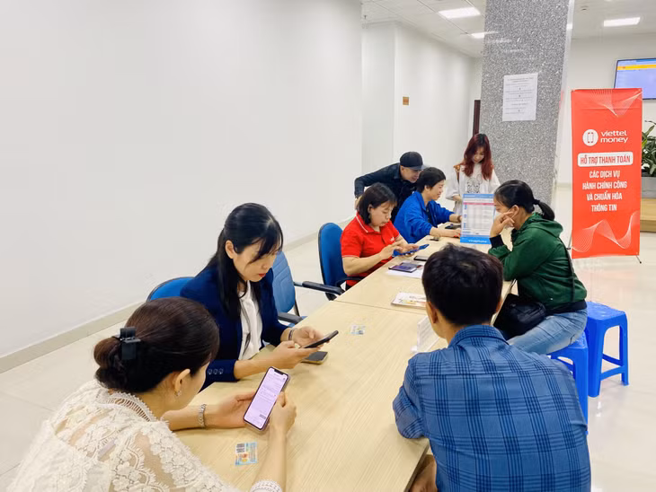 Nhân viên các nhà mạng hướng dẫn, hỗ trợ người dân chuẩn hóa thông tin thuê bao tại Trung tâm Phục vụ hành chính công tỉnh.