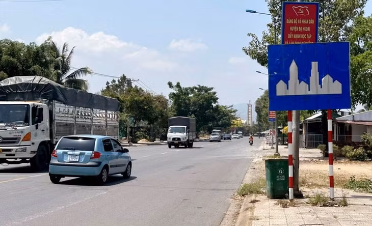 Biển báo “Bắt đầu khu đông dân cư” nhưng nằm lọt giữa thị trấn Đạ M’ri, huyện Đạ Huoai, Lâm Đồng.