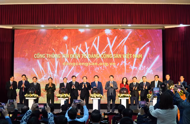 Trưởng Ban Tuyên giáo Trung ương Nguyễn Trọng Nghĩa và các đồng chí lãnh đạo bấm nút khai trương Cổng Thông tin điện tử của Đảng Cộng sản Việt Nam - Ảnh: VGP/Phương Anh