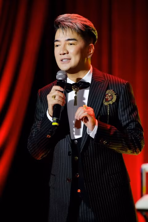 Chuyên gia cho rằng Đàm Vĩnh Hưng chiêu trò khi lấy tên The King và sau đó thay đổi tên gọi.