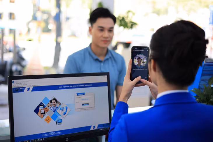 Bên cạnh việc chuẩn hóa thông tin thuê bao qua web, người dùng di động cũng có thể đến trực tiếp quầy giao dịch của các nhà mạng.