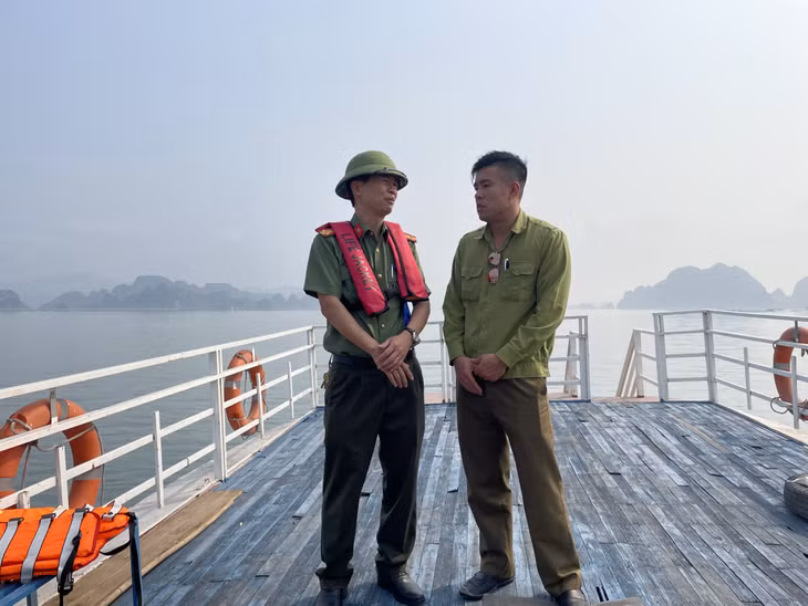 Công an TP Cẩm Phả tuyên truyền cho hộ dân tháo dỡ bè nuôi trồng thủy sản trái phép.