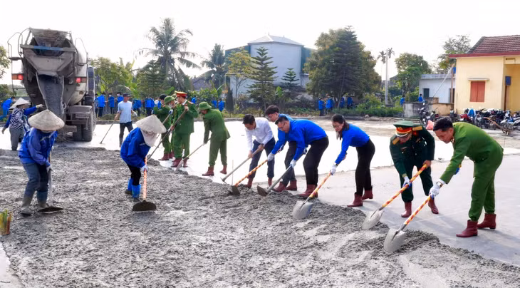 Tỉnh Đoàn ra quân xây dựng NTM nâng cao, NTM kiểu mẫu tại xã Hồng Thái Tây (TX Đông Triều).