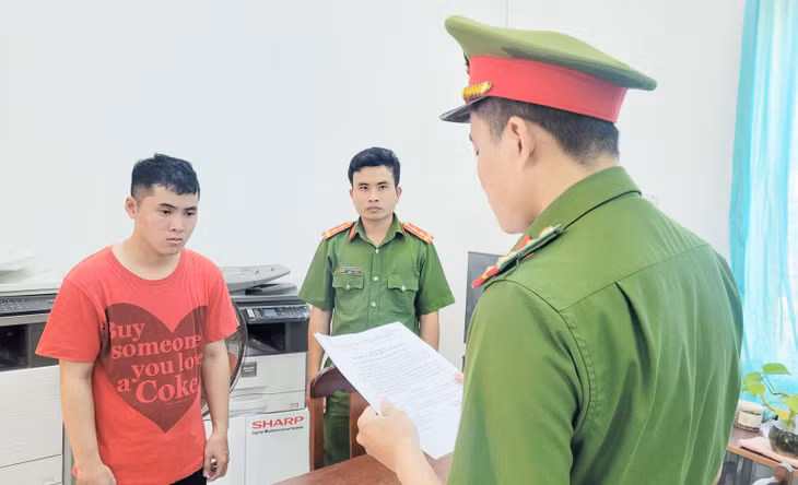 Cơ quan CSĐT Công an tỉnh Bạc Liêu tống đạt các quyết định tố tụng đối với Huy (áo đỏ).