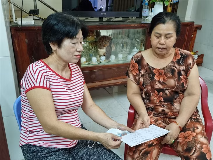 Người dân nhận lương hưu. Ảnh minh họa: Nam Dương
