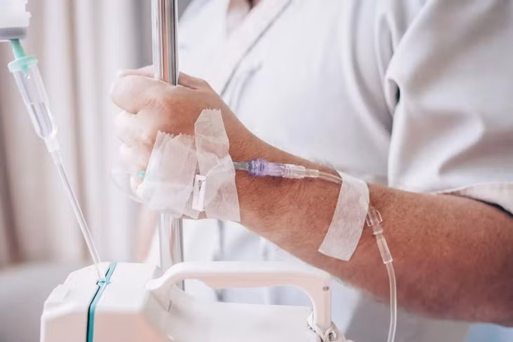 Truyền dịch có thể xảy ra nhiều biến chứng sớm và muộn. Ảnh: Blog.rehabselect.