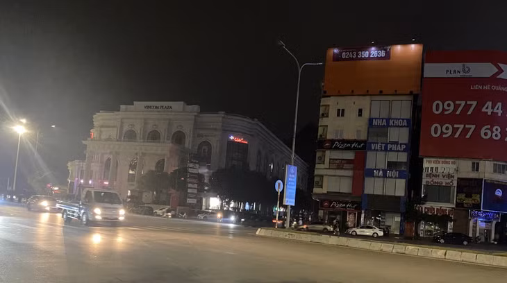 Trung tâm thương mại Vincom Hạ Long tắt các đèn quảng cáo cỡ lớn để hưởng ứng Giờ Trái đất.