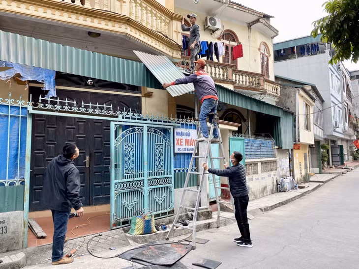 Người dân khu phố 2 (phường Hồng Gai) tháo dỡ công trình, phục vụ thi công tuyến đường Ba Đèo.