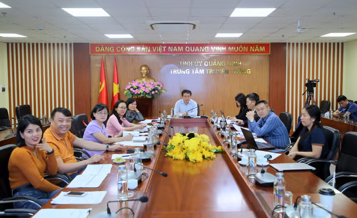 Các thành viên Hội đồng nhận xét, thảo luận về tác phẩm báo chí tham dự Giải.