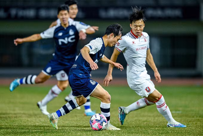Nguyễn Văn Toàn trong trận Seoul E-Land thắng Bucheon 6-0 ngày 29/3.
