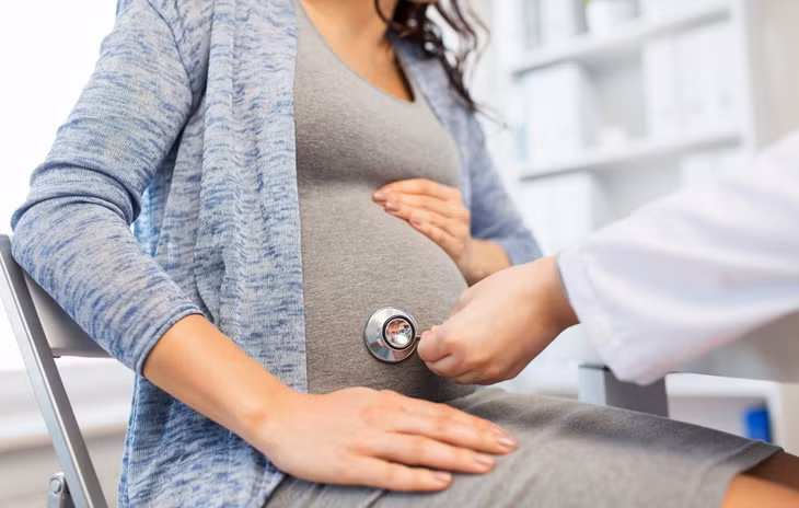 Mẹ nhiễm viêm gan virus trong thai kỳ có thể lây bệnh cho em bé. Ảnh: Scmp.