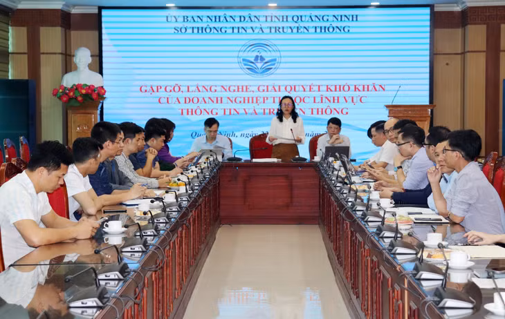 Đồng chí Lê Ngọc Hân, Giám đốc Sở TT&amp;TT trực tiếp giải đáp thắc mắc của các doanh nghiệp tại buổi gặp gỡ.