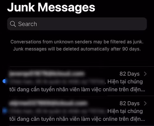 Điện thoại của chị Linh chỉ chặn được hai tin rác từ iMessage sau ba tháng iPhone bổ sung tính năng lọc spam.