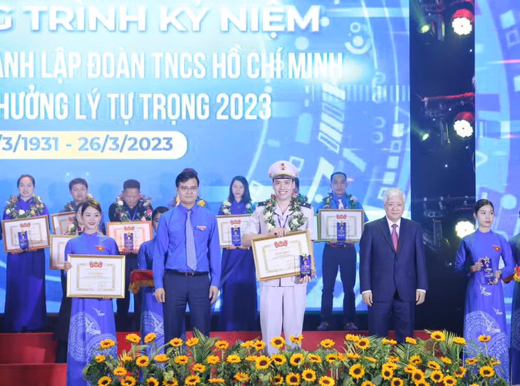 Anh Hoàng Minh Tuấn vinh dự được Trung ương Đoàn trao tặng giải thưởng Lý Tự Trọng năm 2023. Ảnh: NVCC