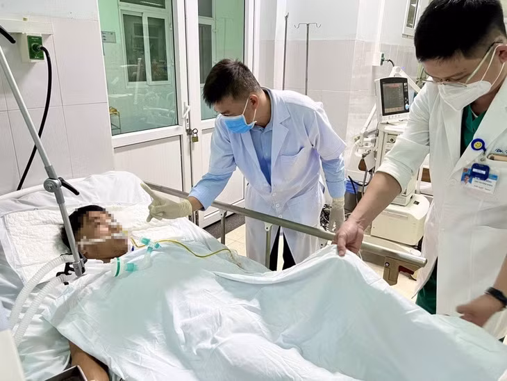 Các bác sĩ Bệnh viện Chợ Rẫy kiểm tra tình hình các bệnh nhân bị ngộ độc tại Bệnh viện Đa khoa khu vực Bắc Quảng Nam. Ảnh: BVCC.