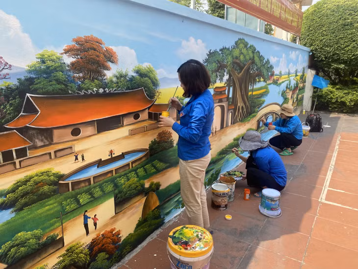 Đoàn thanh niên khu phố 2, phường Yên Giang vẽ tranh tường tại nhà văn hóa chào mừng 92 năm ngày thành lập Đoàn.