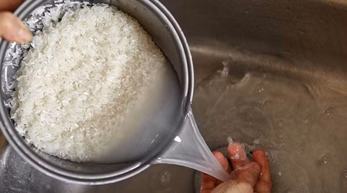 Nước vo gạo có nhiều công dụng tốt bạn có thể tận dụng (Ảnh: Indian Express).