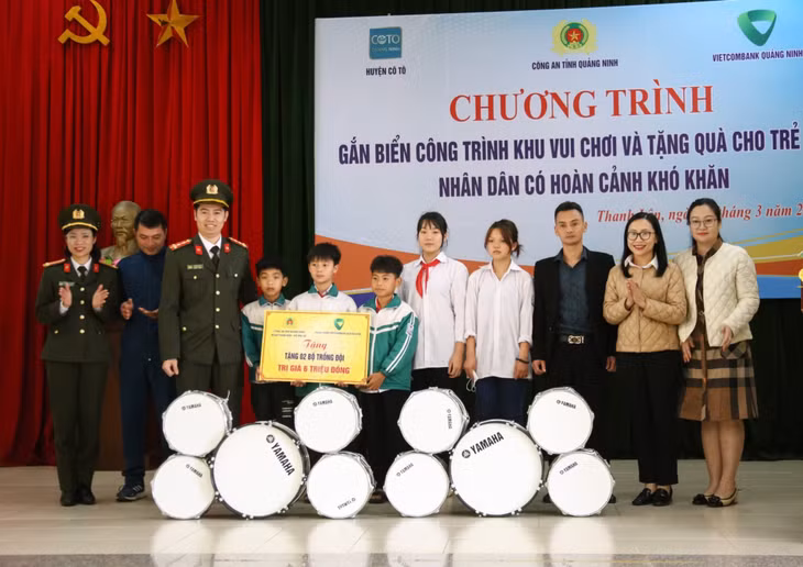 Công an tỉnh tặng quà cho xã Thanh Lân.