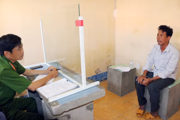 Công an làm việc với bị can Trung. Ảnh: Công an Trà Vinh