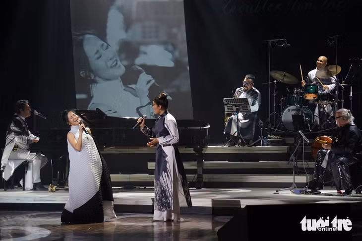 Hồng Nhung song ca cùng Clara Simonovier ca khúc Như cánh vạc bay bằng tiếng Việt và tiếng Pháp