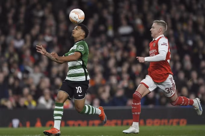 Zinchenko đuổi theo tình huống khống chế bóng của tiền đạo Sporting Marcus Edwards trong trận lượt về vòng 1/8 Europa League trên sân Emirates ngày 16/3. Ảnh: EPA