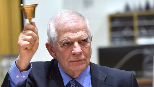 Ông Josep Borrell rung chuông báo hiệu bắt đầu cuộc họp các bộ trưởng ngoại giao và quốc phòng EU tại Brussels, Bỉ. Ảnh: AP