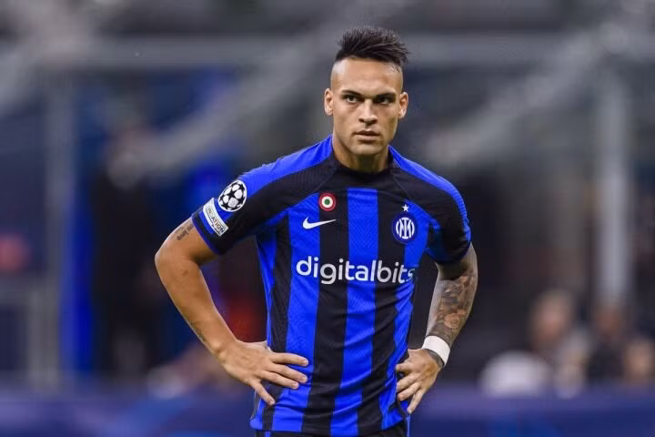 Lautaro Martinez đang gồng gánh Inter vượt qua giai đoạn khó khăn.