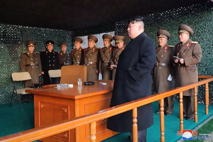 Ông Kim Jong Un giám sát các hoạt động diễn tập bắn đạn thật của quân đội Triều Tiên. Ảnh: KCNA