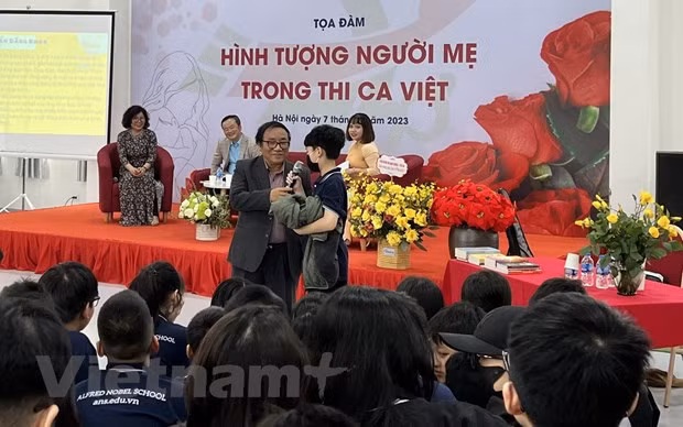 Tran Dang Khoa ke ve nguoi day ong biet rung cam truoc canh vat hinh anh 1