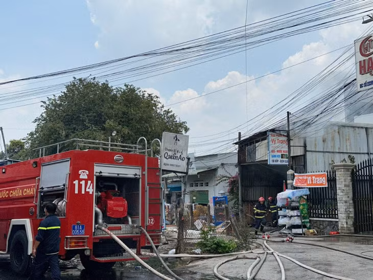 Lực lượng PCCC Công an Bình Dương chữa cháy tiệm tạp hóa.