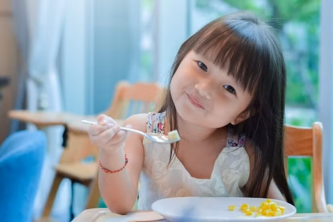Trẻ cần bổ sung đủ vitamin và khoáng chất, ưu tiên các nguồn chất đạm như thịt gà, cá... để phát triển chiều cao tối ưu. Ảnh: Freepik